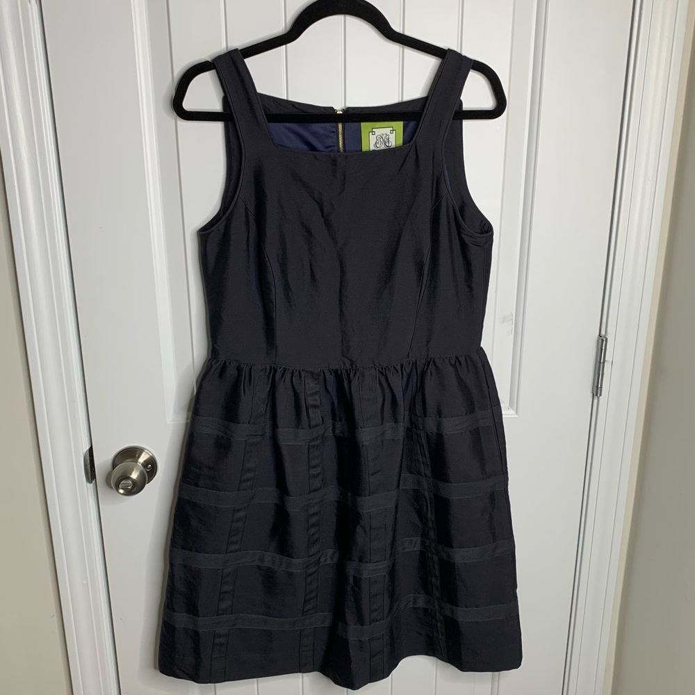 Elizabeth Mckay black satin striped fit n‎ flare sleeveless dress size 8 pockets